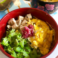 さっぱり鶏チャーシューで、旨い！三色丼