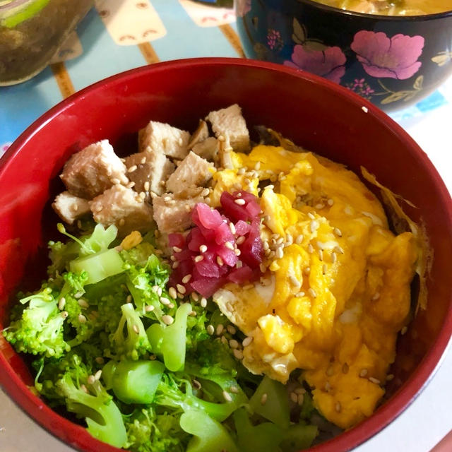 さっぱり鶏チャーシューで、旨い！三色丼