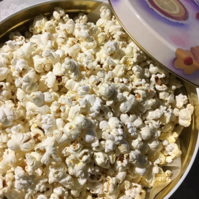 缶いっぱいにしたポップコーン