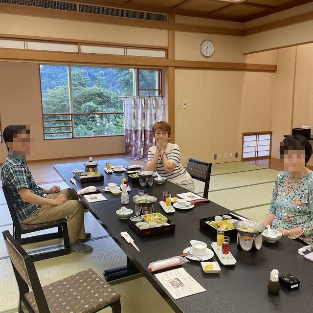 旧姓家族旅行その④：謎のもう一人の参加者とお好きな柄の浴衣を選んでくださいの罠編　と次女のつまみ食いが止まらない晩ごはんも