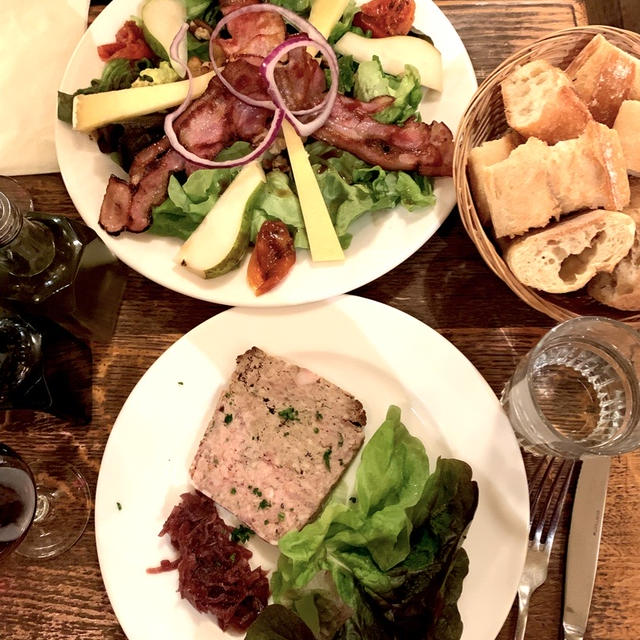 カフェで夜ご飯。フランスサイズとは。