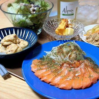 サーモンに新玉　じゃがにんじんにきんぴらタルタル　の献立。