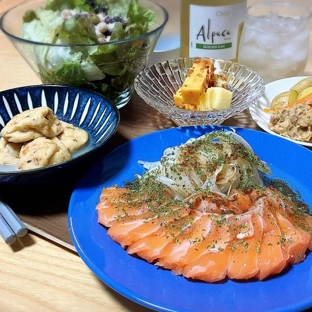 サーモンに新玉　じゃがにんじんにきんぴらタルタル　の献立。