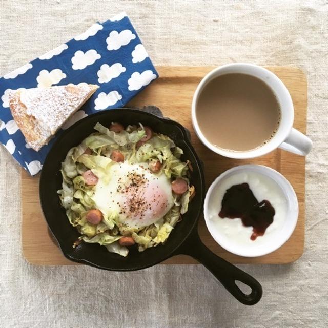 4月19日の朝ごはん。調理時間8分。キャベツ&ソーセージ目玉焼きとベルガモットケーキ