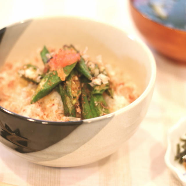 あり合わせで作った朝ご飯　おかかたっぷり オクラのバター炒めのっけ　