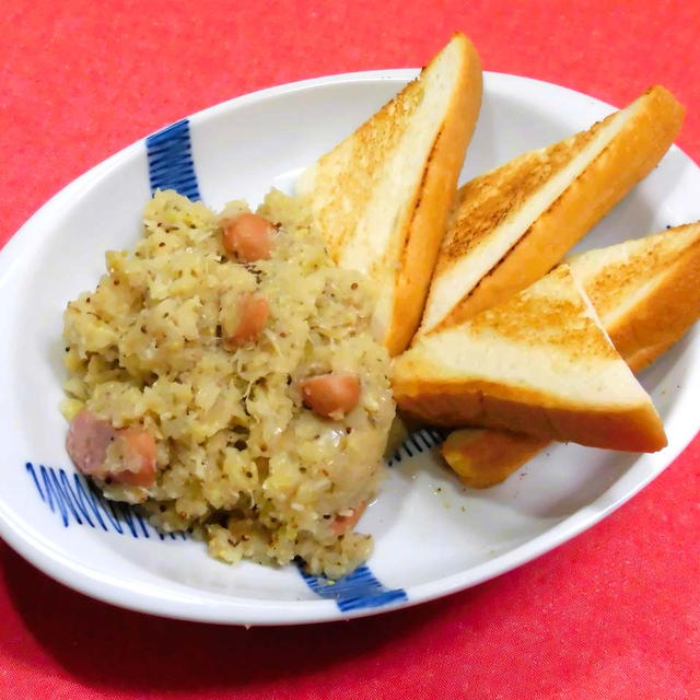 くもり空が広がっていました　　おろしキャベツとソーセージのシュークルト風