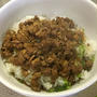 作業のあいまに「魯肉飯(ルーロー飯)」