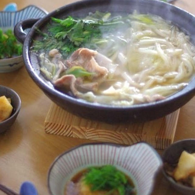 豚肉と春菊でうどんすき。〆にとろろ雑炊！