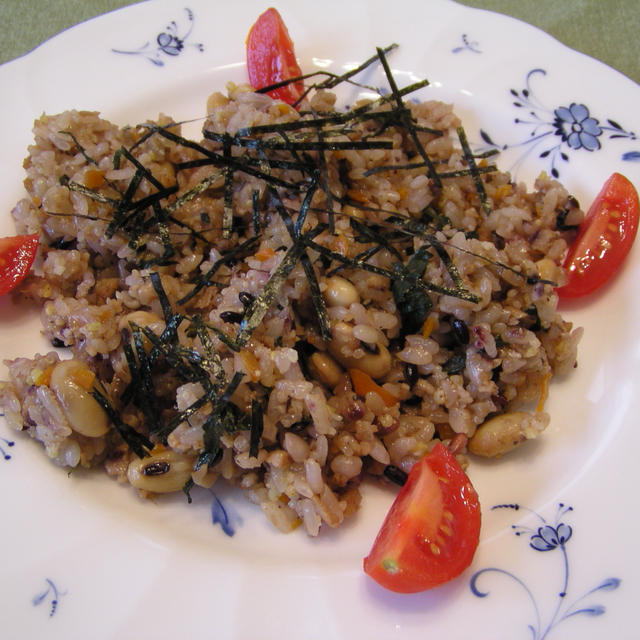 青大豆と味噌そぼろの雑穀おこわ・・・・・・箸休めは「虎豆の甘煮」