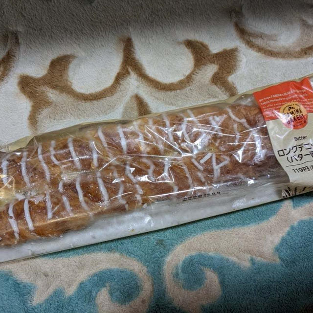 ファミマベーカリー　ロングデニッシュ　（バター風味）