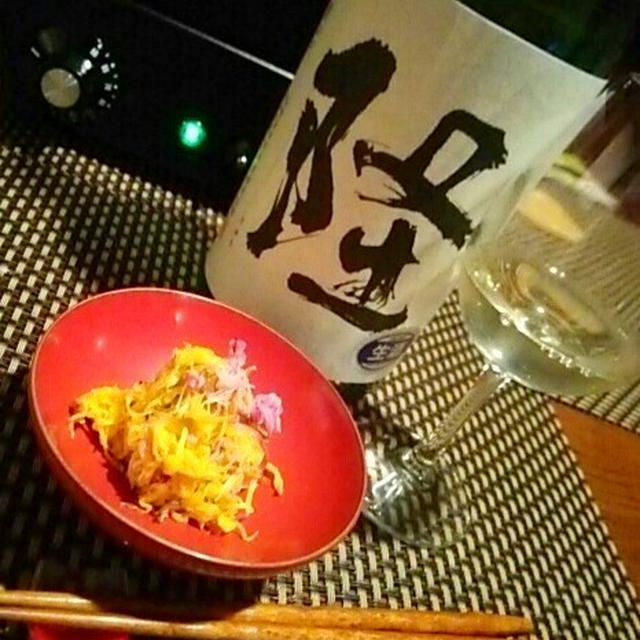 ２色菊の梅酢和え、もって菊豆腐、ニシンの菊花寿司、秋刀魚の燻製セルクル仕立てで日本酒フルコース
