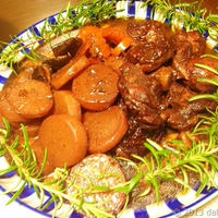 鶏もも肉の赤ワイン煮とチーズマカロニプレートが美味い