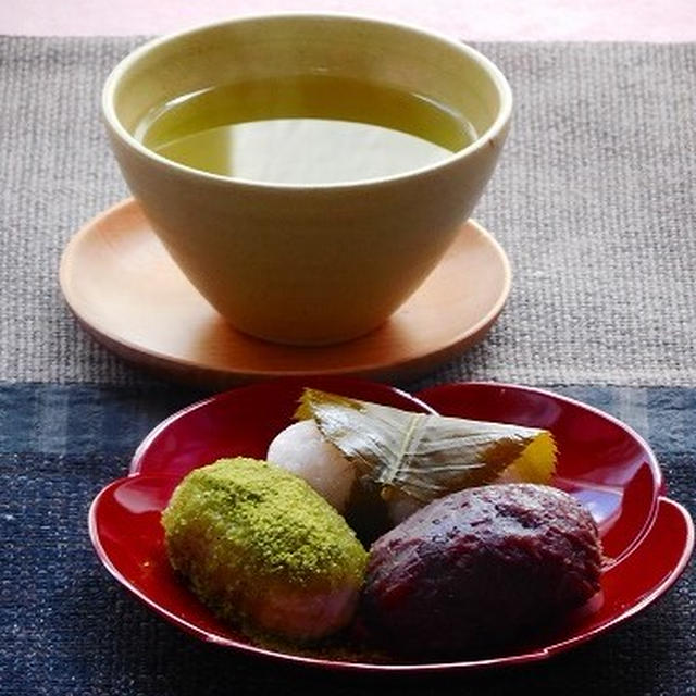 お彼岸のお供え　おはぎ・桜餅・抹茶きなこ…豆餅？
