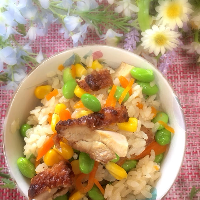 チキンソテーの炊き込みご飯、卵タルタルコロッケ