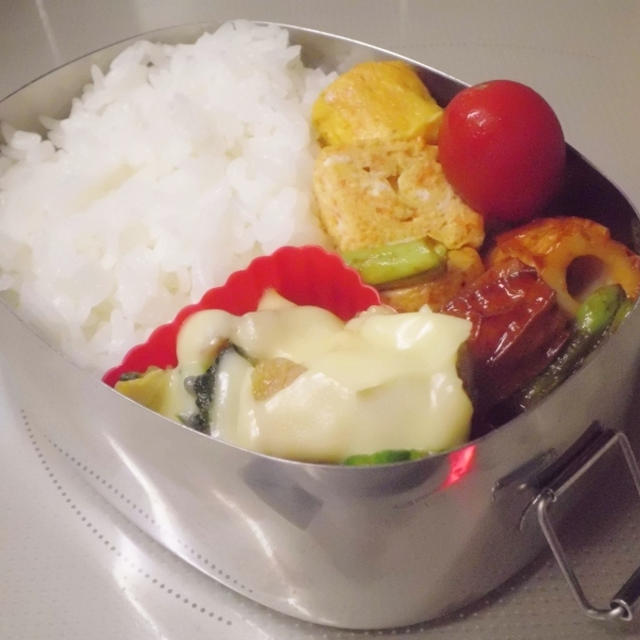 今日の息子君弁当　ちくわとインゲンのケチャップ炒め　人参入りの卵焼き