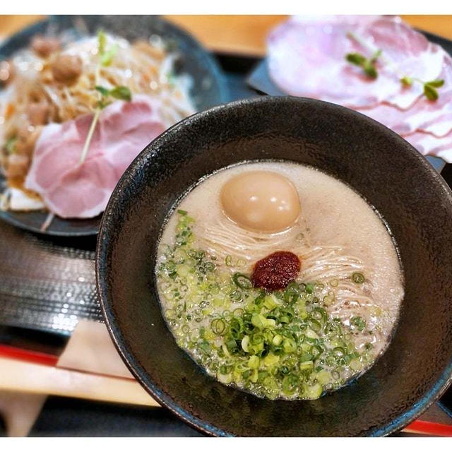 「博多もつ焼き野菜盛りらぁ麺」野菜マシマシ@博多豚骨らぁ麺 一絆（いちばん）御徒町本店