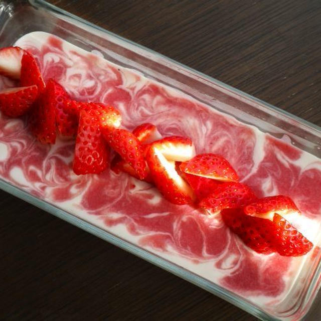 いちごとホワイトチョコのマーブルムース