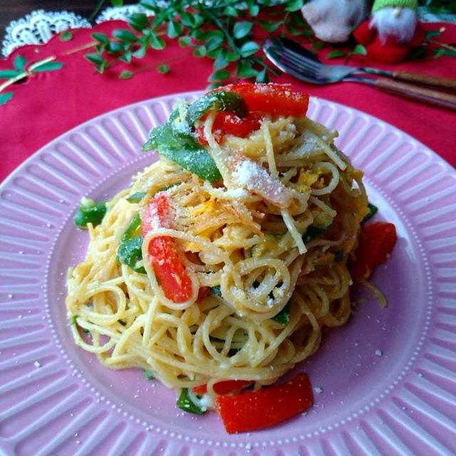 苦手なピーマンもクリスマスカラーで☆ピーマンとパプリカのカレーカルボナーラ風パスタ