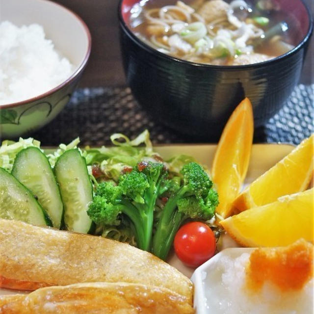 ■晩ご飯【鮭ハラス焼きと　お蕎麦は前夜の余りのけんちん汁活用の蕎麦です。】