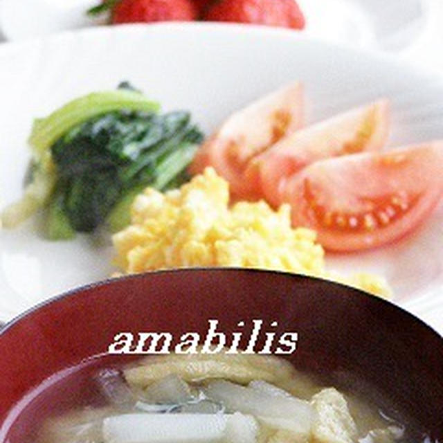 スクランブルエッグと野菜の定食