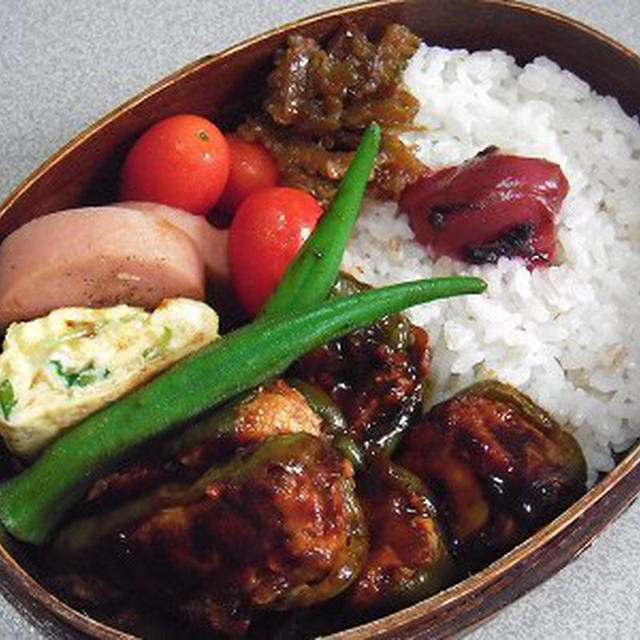 ピーマンの肉詰め弁当。乗せ乗せうどん。外見るあんこ
