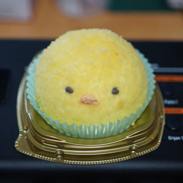 セブンイレブンで見つけたチーズ＆ストロベリー ことりのムースケーキが、一瞬、劣化版ぴよりんに見えた件
