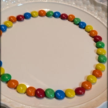 M&M'sのチョコレートで虹を作りました(*^^*)