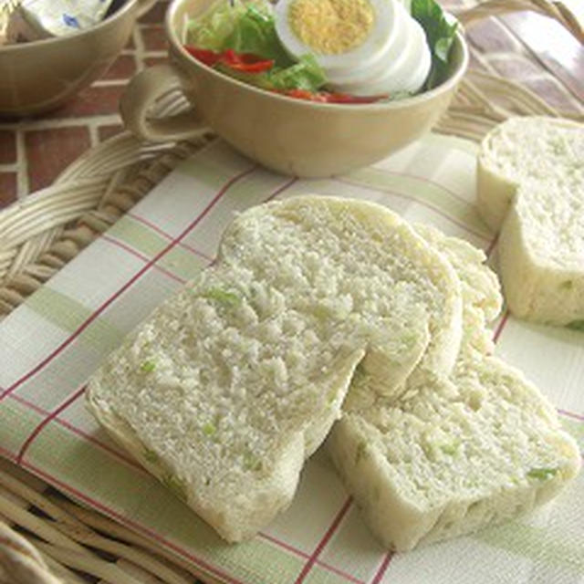 枝豆とチーズの白いミニ食パン。　