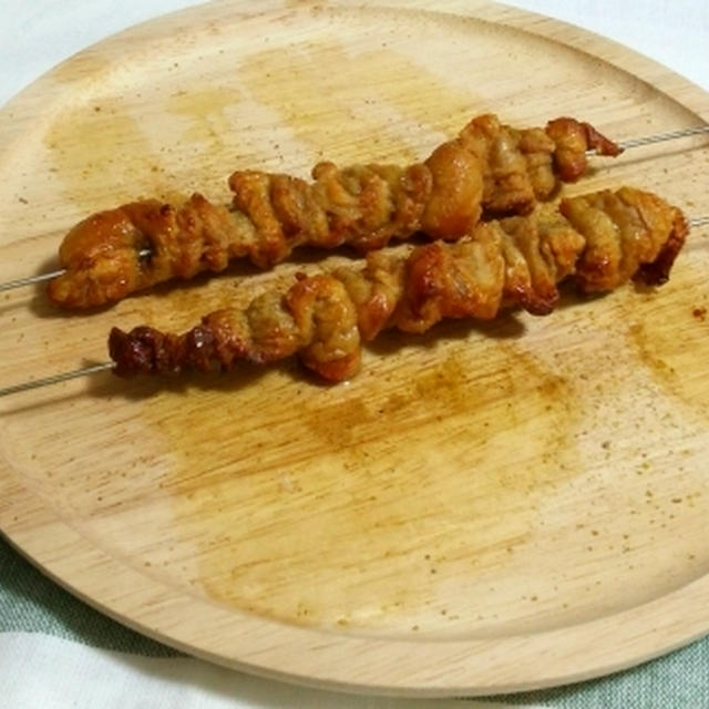 鶏皮のスパイシー串焼き