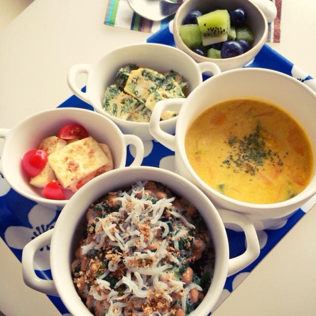 息子の遅め昼ごはん・ネバネバしらす丼