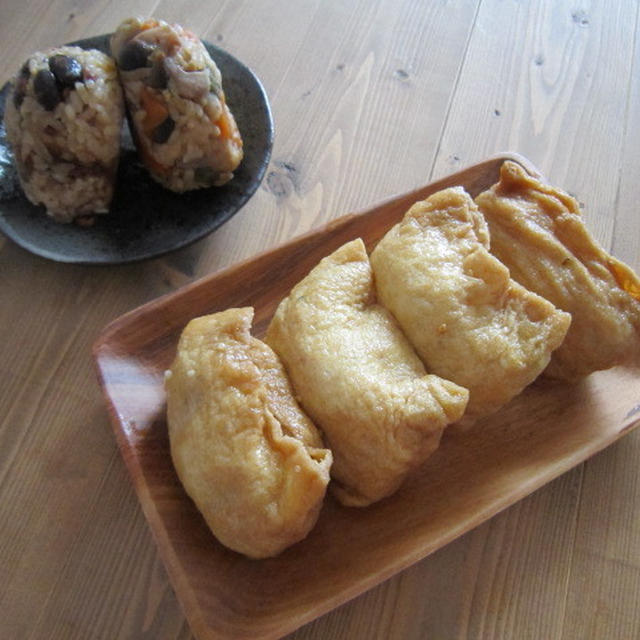 炊き込みご飯のおにぎりとお稲荷さんで朝ごはん