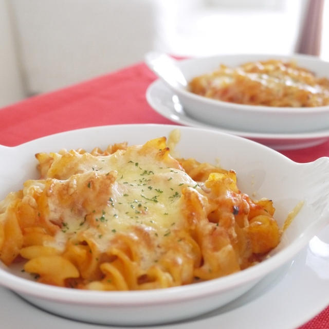 ショートパスタのトマトチーズ焼き
