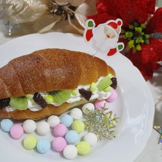 塩パンのクリスマス風マリトッツォ(デーツとキウィフルーツ・黄色いラムネ入り)♪