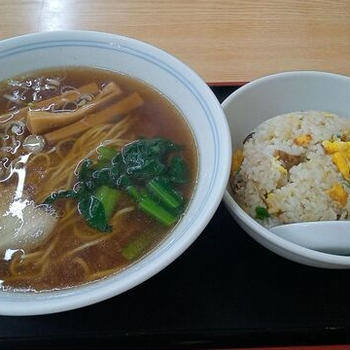 味のふたばでラーメンとチャーハン（神田小川町）。