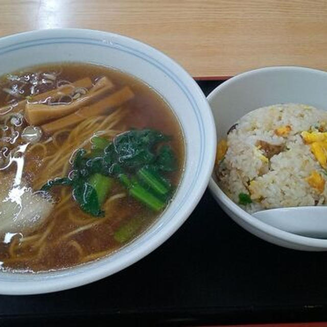 味のふたばでラーメンとチャーハン（神田小川町）。