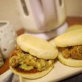 「鶏とアボカドのオイマヨバーガー」