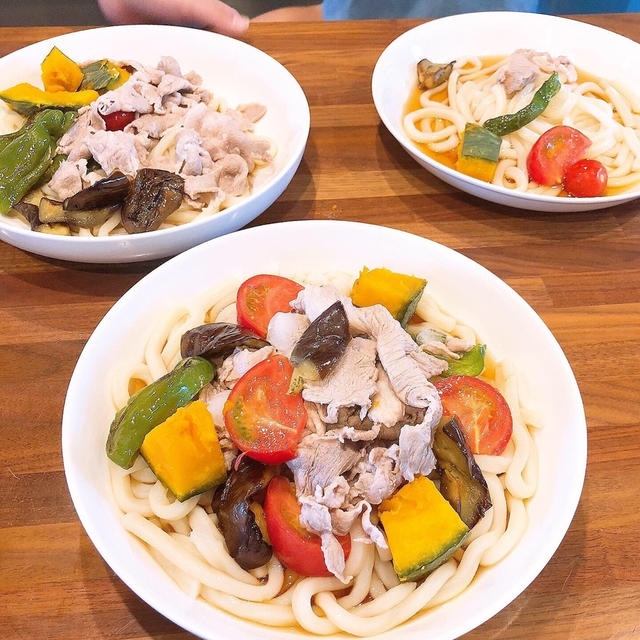 ランチは冷しゃぶうどんです〜！！