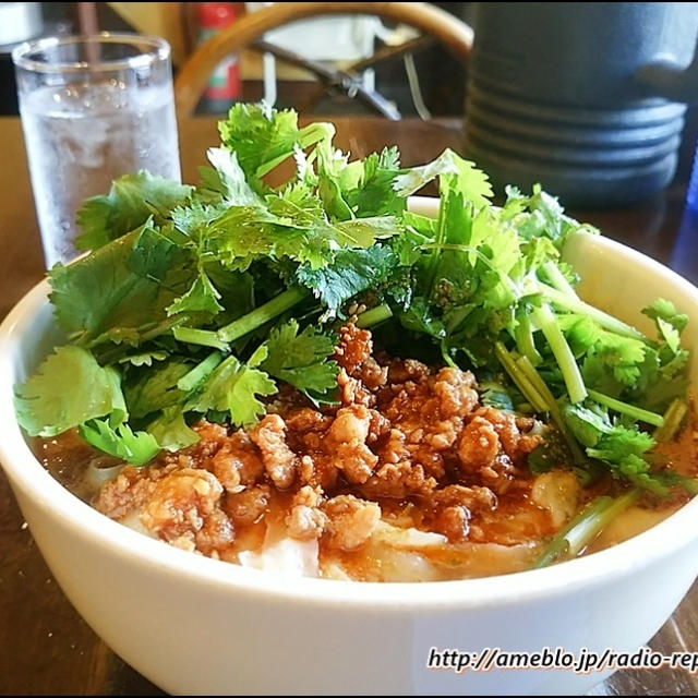 タンタン麺式刀削麺（700円）パクチー増量無料☆刀削麺酒家