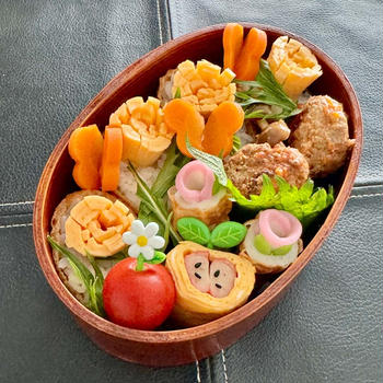 本日のお弁当はたんぽぽおいなりさん