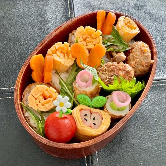 本日のお弁当はたんぽぽおいなりさん