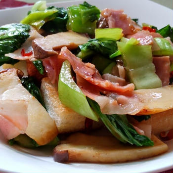 『カラッと揚げた食パン』をパパッとチンゲン菜とエリンギのバター醤油和え🥬🍄🥓🍞