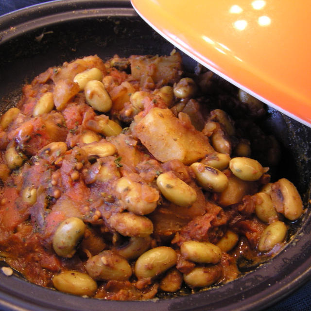 青大豆とジャガイモのトマ味噌カレー・・・・・もちろんタジン鍋よ！！！