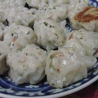 フライパンで蒸し焼きに♪　梅しそきゅうりたっぷり☆　鶏シュウマイ　