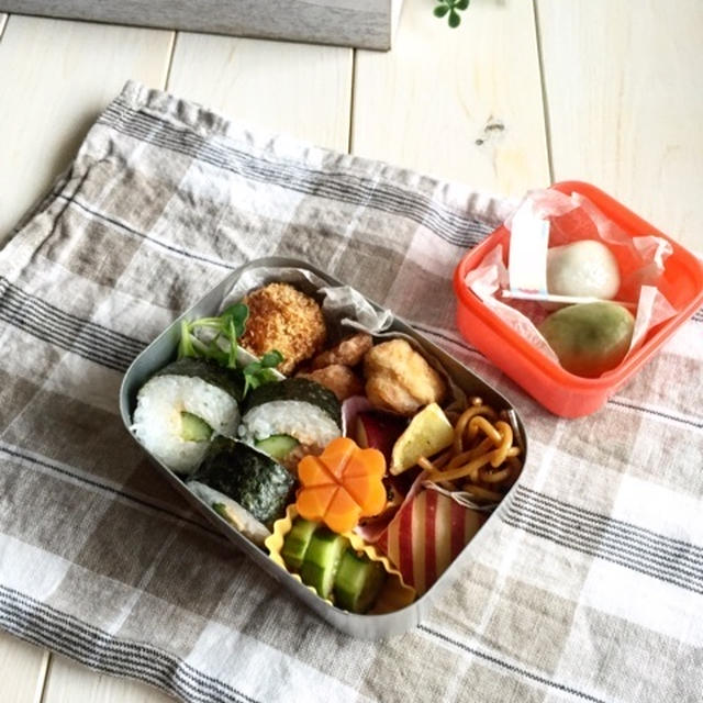 息子の遠足弁当＊ツナ入りカッパ巻きと唐揚げ弁当。