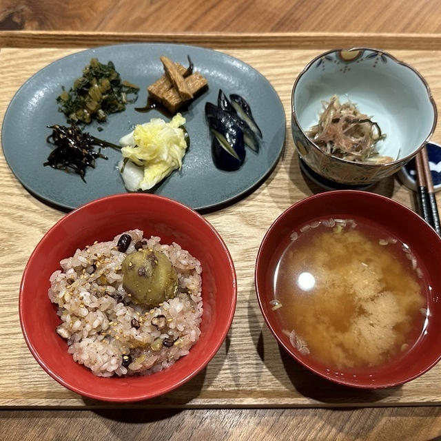 【献立】栗赤飯、茗荷とたらこと塩昆布の胡麻油和え、お漬物いろいろ、豆腐のお味噌汁