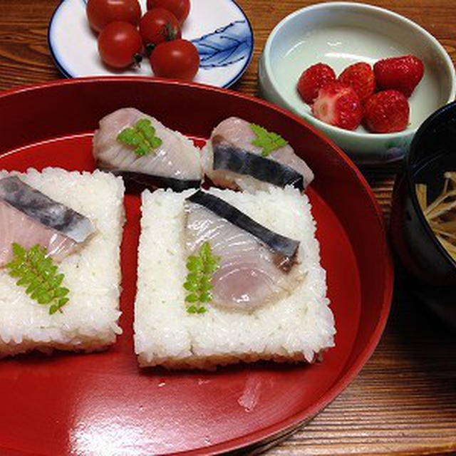 鰆の押し寿司。散らし寿司としょうが焼き弁当。布団にまみれて眠るあんこ