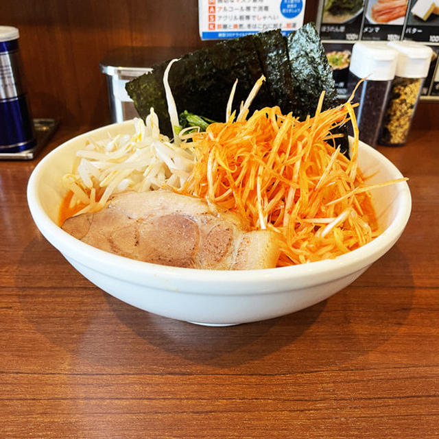 激辛ラーメンに赤ネギをトッピングして啜る