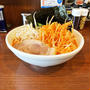 激辛ラーメンに赤ネギをトッピングして啜る