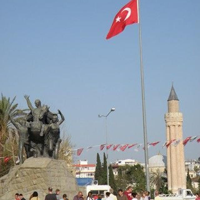 早春のトルコの旅－ANTALYAそぞろ歩きと脱走ディナーとお月様