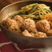 生姜でポカポカ☆豚肉団子と水菜のゴマ味噌煮